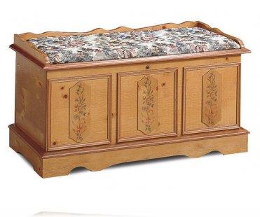 Woodburn Cedar Chest with Pad